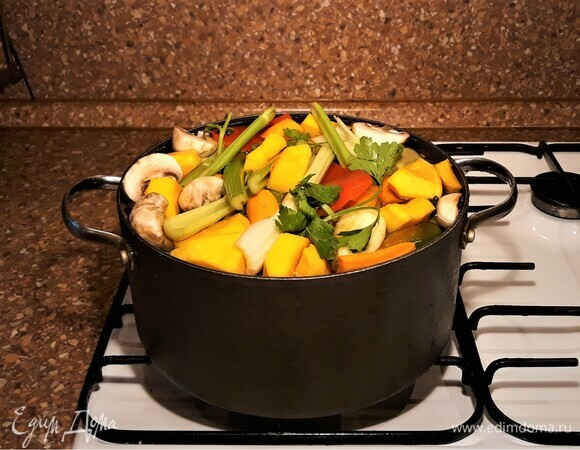 Подготовленные продукты сложить в кастрюлю, залить водой, варить до готовности.