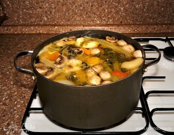 В конце варки убрать стебли сельдерея и ветки петрушки, выбросить.