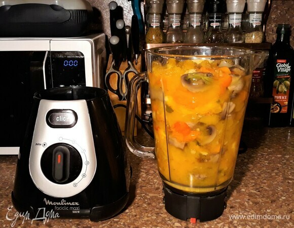 Содержимое кастрюли переложить шумовкой в чашу блендера. Взбить.