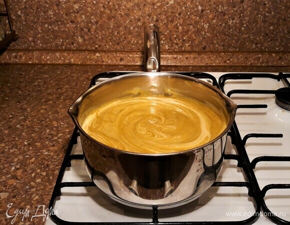 Вернуть в кастрюлю, посолить. Если есть необходимость, добавить бульон, в котором варились продукты. Добавить сливки, довести до кипения. Суп готов!