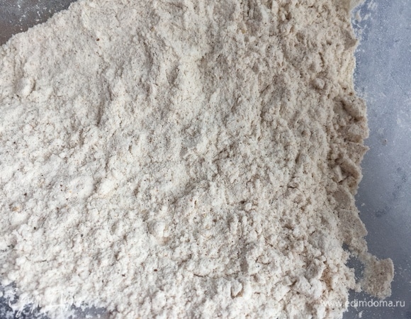 Соедините пряности, разрыхлитель, соду и половину ванильного сахара (1 ст. л.) с мукой. Тщательно перемешайте венчиком.