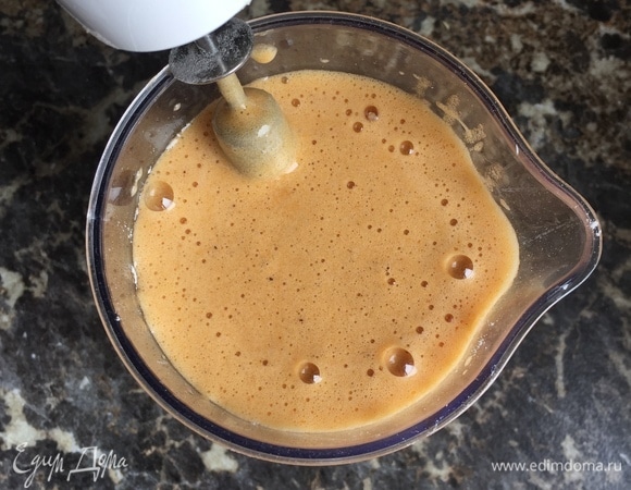 Взбейте яйца с сахаром. Добавьте тыквенное пюре. Из категории детского питания вполне подойдет. Добавьте мучную смесь и хорошо взбейте блендером. Тесто готово.