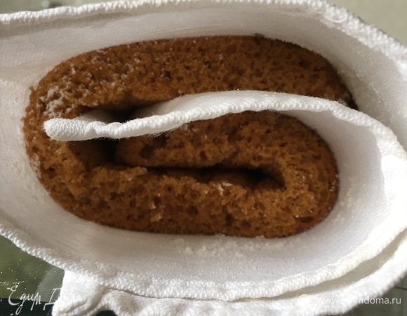 Готовый бисквит положите на полотенце и аккуратно сверните в рулет 32 см. Оставьте на 15–20 мин.