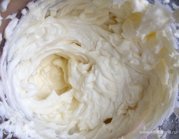 Взбейте крем-чиз комнатной температуры с 80–100 г сахарной пудры и 1 ст. л. ванильного сахара.