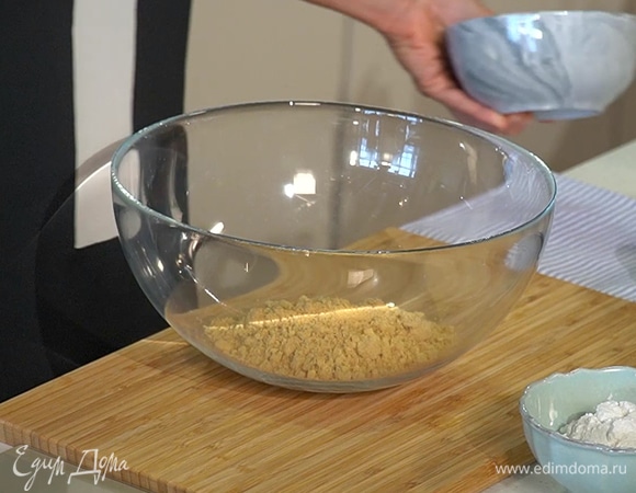 Печенье измельчить в крошку и перемешать с предварительно размягченным сливочным маслом.
