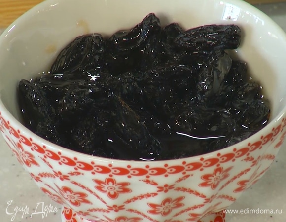 Изюм замочить в роме.