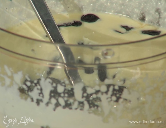 Изюм отжать и вмешать в творожную смесь.