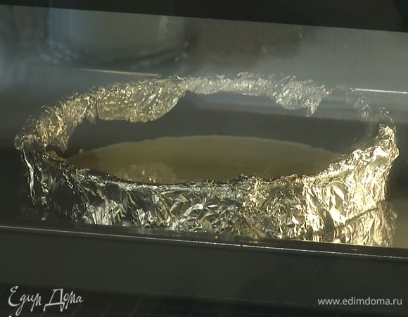 Выпекать чизкейк в разогретой духовке 50–60 минут.