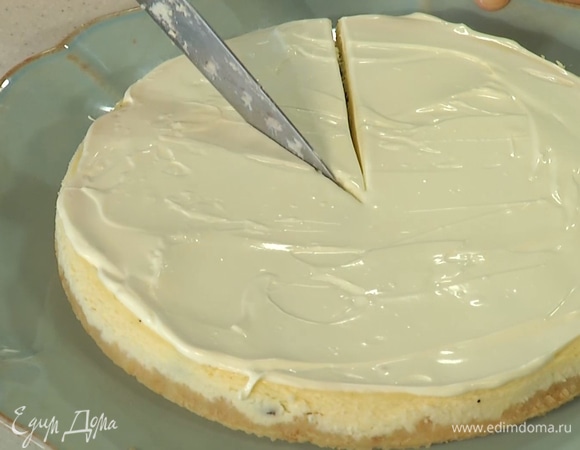 Готовый чизкейк остудить и поставить в холодильник на 4 часа.<br />
Перед подачей украсить оставшейся сметаной.