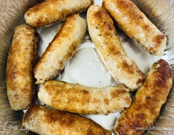 Нагреваем оливковое масло и обжариваем колбаски до золотистого цвета. Убираем с огня.