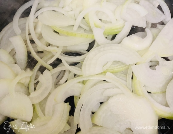 Разогреваем духовку до 180°C. Лук нарезаем полукольцами, обжариваем на разогретом сливочном масле. Если есть топленое масло, советую использовать его.