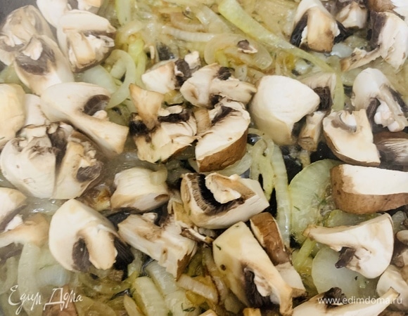 Добавляем сахар, бальзамик, листья тимьяна. Перемешиваем. Лук карамелизируется. Затем добавляем нарезанные грибы и обжариваем еще пару минут.