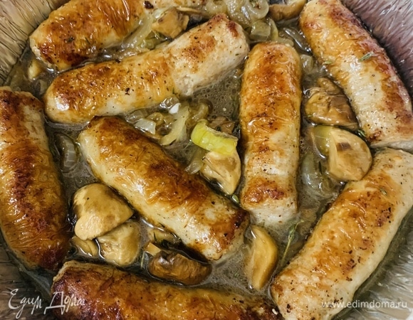 Колбаски выкладываем на готовый овощной соус и отправляем в духовку минут на 20.