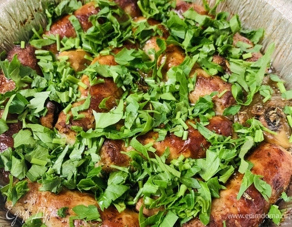 Готовые горячие колбаски посыпаем мелко нарезанной петрушкой и подаем с картофелем.