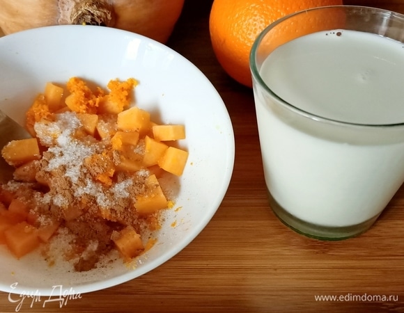 Тыкву очистить, удалить семена и внутренние волокна (в рецепте указано количество уже очищенной тыквы). Нарезать мелкими кубиками. Добавить тертую цедру апельсина, сахар и корицу. Переложить все в сотейник с толстым дном, залить молоком, дать закипеть и варить на слабом огне в течение 15–20 минут, периодически помешивая, пока тыква не станет мягкой. Остудить.