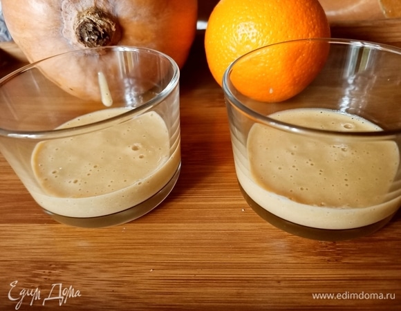Когда смесь остынет, ее необходимо хорошо пробить блендером до гладкой и однородной массы. Выложить на дно низких стаканов.