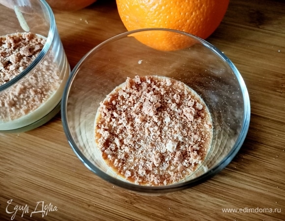 Руками измельчить печенье (4 шт.) и выложить поверх тыквенного крема.