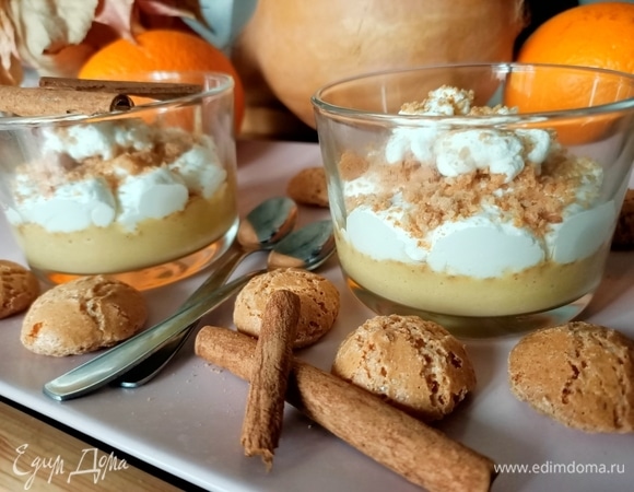 Взбить хорошо охлажденные сливки. Переложить в кондитерский мешок и выдавить поверх печенья. Измельчить оставшееся печенье и крошками посыпать сливки. Поставить в холодильник. Перед подачей украсить палочкой корицы. Приятного аппетита!
