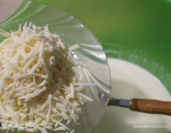 Натереть на терке сыр и добавить в полученную смесь.