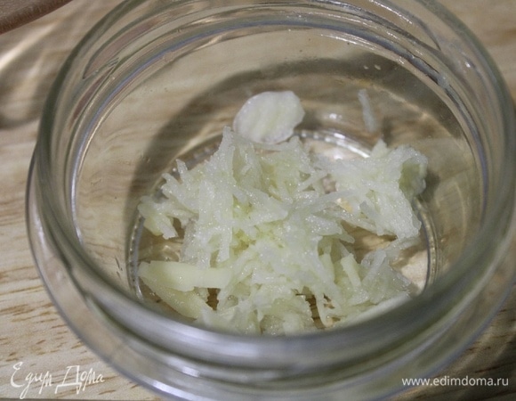 Чеснок натереть на мелкой терке (или выдавить через чеснокодавилку) и добавить в смесь.