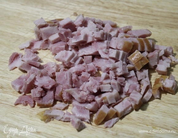 Копченую индейку нарезать мелкими кубиками и добавить в смесь.