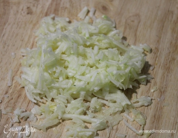 С кабачка снять кожицу и натереть на крупной терке, добавить в смесь.