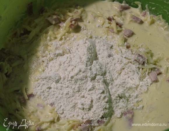 Просеять муку и хорошо перемешать.