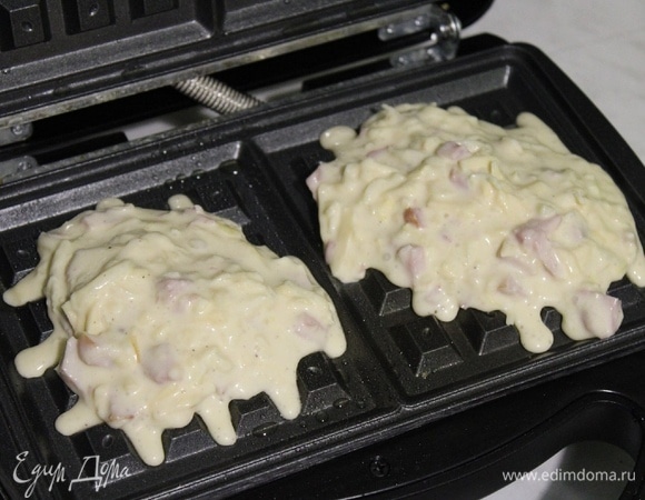 Хорошо разогреть вафельницу и налить на каждую сторону где-то по одному половнику. Выпекать до готовности.