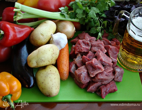 Подготовить все необходимые ингредиенты. Традиционно хашламу готовят просто: тушат, сложив все ингредиенты в казан и залив бульоном. Я немного изменила процесс приготовления, чтобы все овощи в процессе тушения сохранили красивый внешний вид.