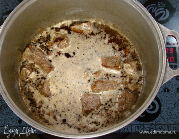 Затем влить 500 мл пива, накрыть казан крышкой и тушить примерно 1 час.