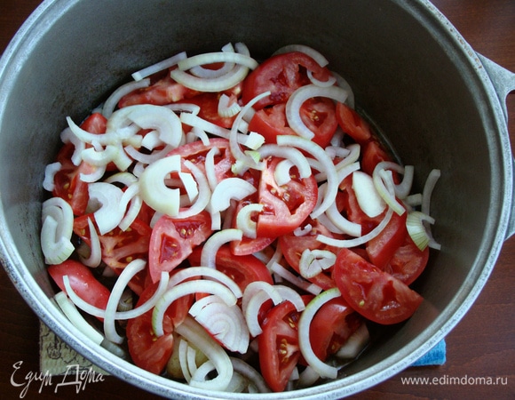 Затем на мясо выложить слоями крупно нарезанные овощи. Первая очередь — для помидоров и репчатого лука.