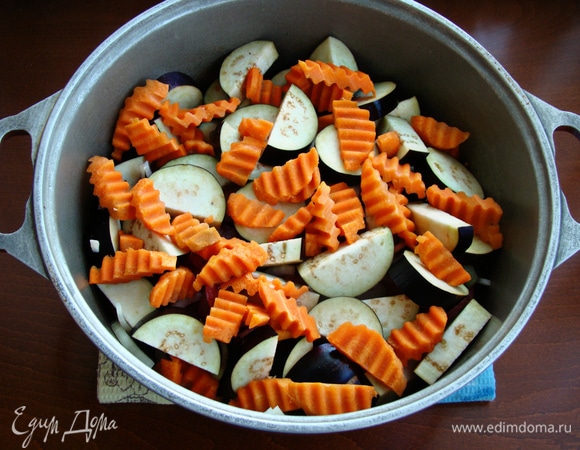 Следующая очередь отдается баклажанам и моркови.