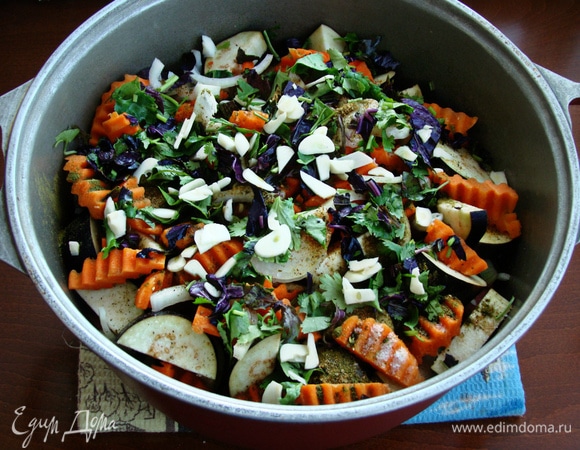 На данном этапе можно добавить часть нашинкованной зелени кинзы и базилика, половину нашинкованного слайсами чеснока. Посолить и добавить специи.