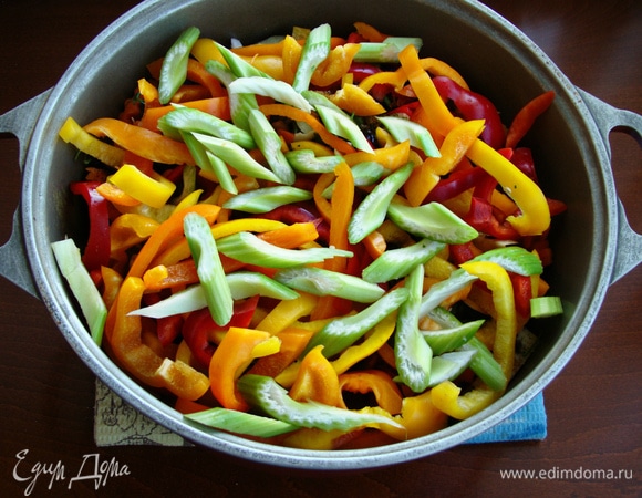 Следующая очередь — для болгарского перца и сельдерея. Перец я взяла разного цвета для яркости и красоты блюда. Сельдерей в оригинальном рецепте обычно не добавляют, но мне показалось, что он отлично гармонирует в этом блюде, добавляя свою вкусовую изюминку.