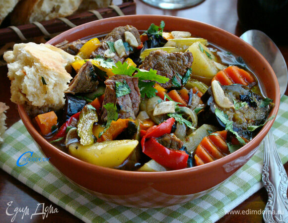 Вот и все — сытная, ароматная и очень вкусная хашлама готова! Перед подачей хашламу посыпать зеленью кинзы и базилика.