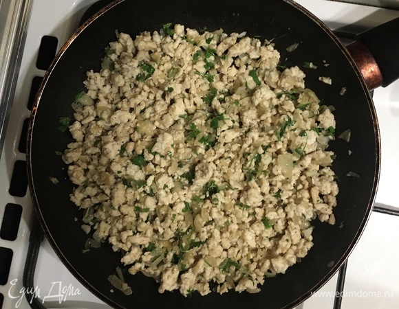 Обжариваем лук и чеснок на смеси масел (10 минут), добавляем фарш, солим и перчим, жарим еще минут 10.