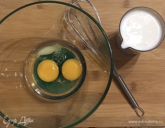 Взбиваем яйца с солью и сахаром, вводим теплый кефир. Перемешиваем и постепенно вводим муку с разрыхлителем. Оставляем на 20 минут.