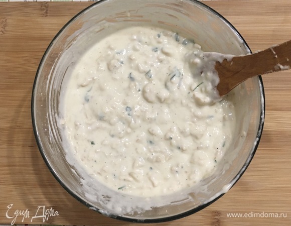 Добавляем остывший фарш и перемешиваем.