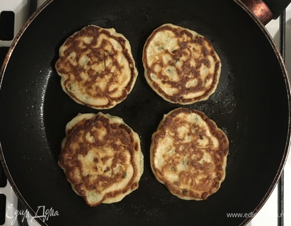 На сковородке разогреваем растительное масло и обжариваем 5 минут с одной стороны, переворачиваем, накрываем крышкой и жарим еще 5 минут.