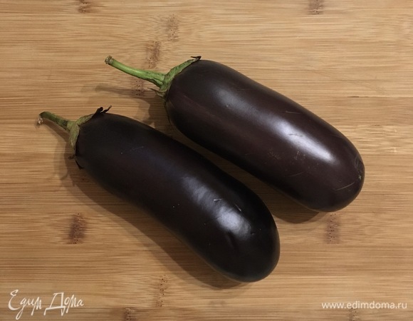 Для соуса запекаем баклажаны в духовке (у меня два маленьких): протыкаем их ножом и готовим при 200°C 30–40 минут.