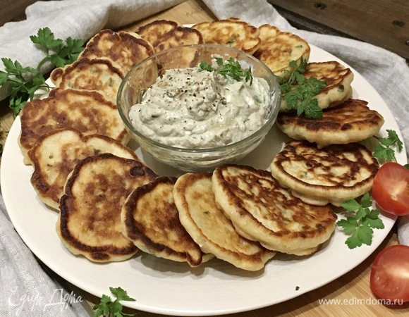 Подаем оладьи горячими.