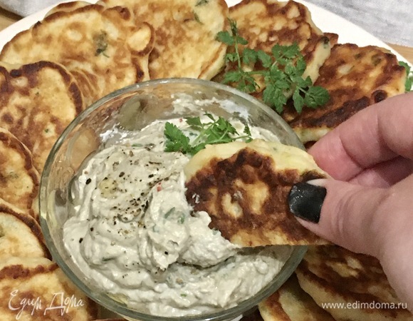 Макаем оладьи в чуть острый соус.