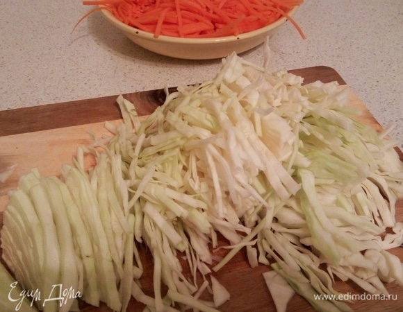 Нарезаем капусту (как любите). Я рублю ножом не очень мелко.