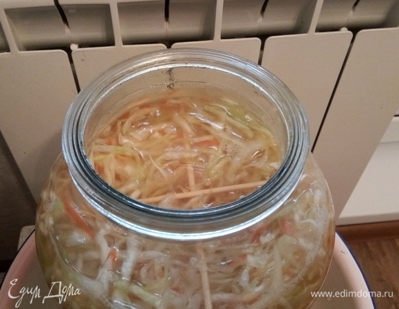 Кладем две шпажки крест-накрест, это будет наш гнет.