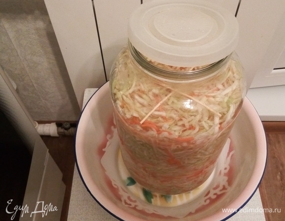 Накрываем крышкой и ставим в теплое место на 3–5 дней. Капуста дает сама достаточно сока, в нем бродит и превращается в кладезь витаминов!