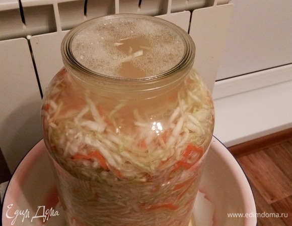 Каждый день проверяем состояние нашей капусты. Удаляйте пену, протыкайте капусту до самого дна палочкой или ножом и следите, чтобы она всегда была покрыта рассолом. Капусту надо периодически протыкать, чтобы выходили газы, которые образуются при квашении.