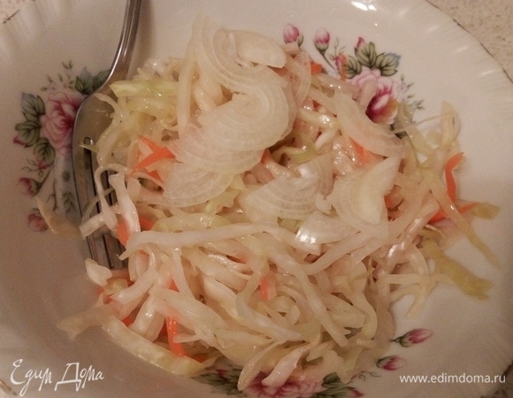 Варим картошечку, а в салатнике капусточку заправляем репчатым луком и маслом. Приятного аппетита!