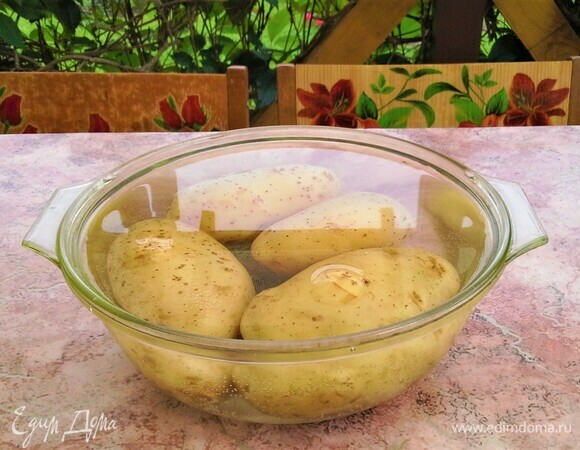 Картофель отварить в мундире.