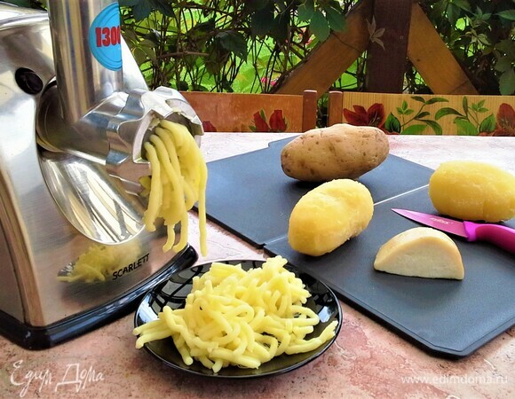 Остудить, почистить, пропустить через мясорубку.