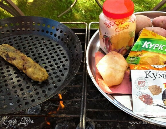 В картофель добавить мелко нарезанное курдючное сало, соль, специи. Все перемешать. Абхазская соль придает красивый цвет картофельному фаршу: в ней присутствует паприка, морская соль с красным перцем, чеснок, хмели-сунели. Добавить куркуму и кумин — это наполнит фарш ароматом трав. Надо все перемешать и хорошо, долго вымешивать минут 15, чтобы фарш стал плотным и липким. Смазать руки растительным маслом и сформировать колбаски. Углей должно быть много, лучше береза — тогда и вкус будет отменным. Сковороду слегка смазать маслом и жарить на ней «люляшки», поворачивая их, чтобы не пригорели.